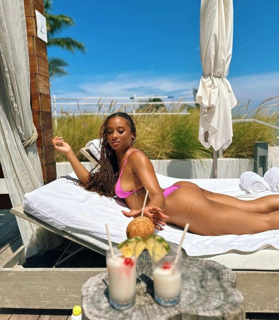 Kayla Nicole pose en bikini sur un transat