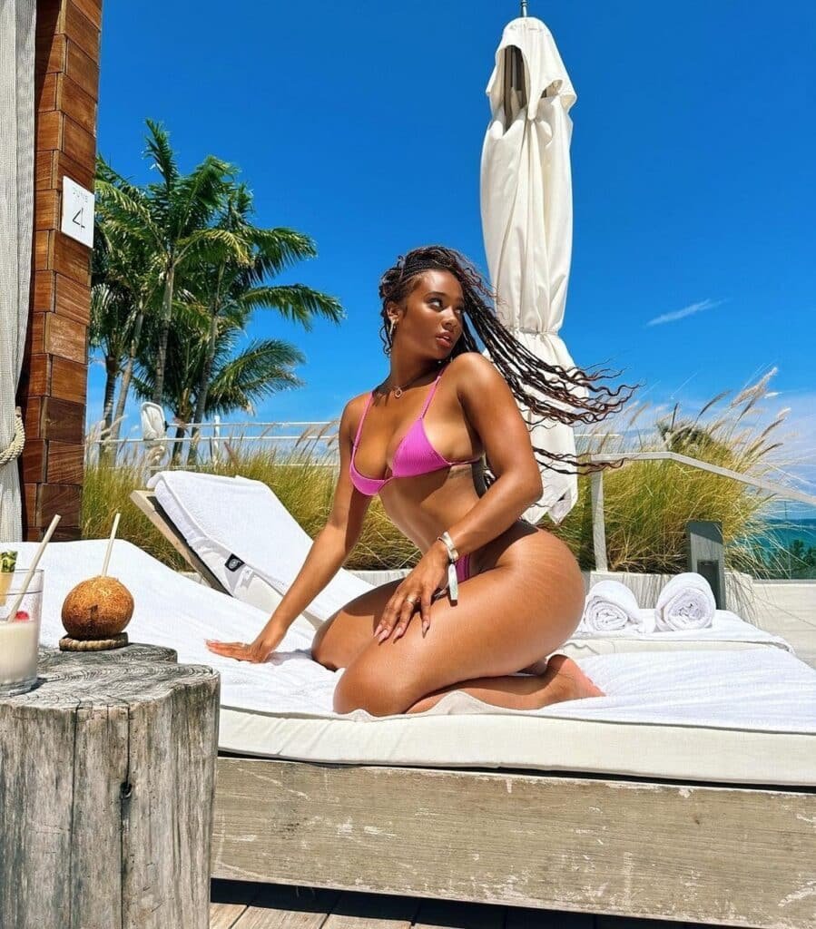 Kayla Nicole pose en bikini sur un transat