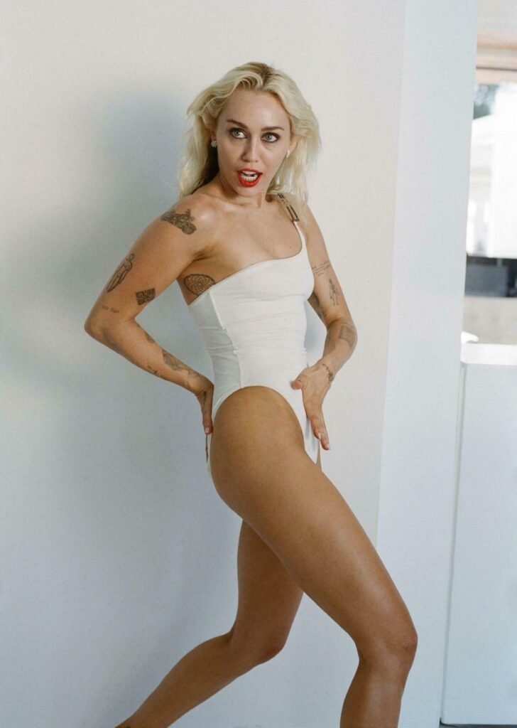 Miley Cyrus en maillot de bain blanc