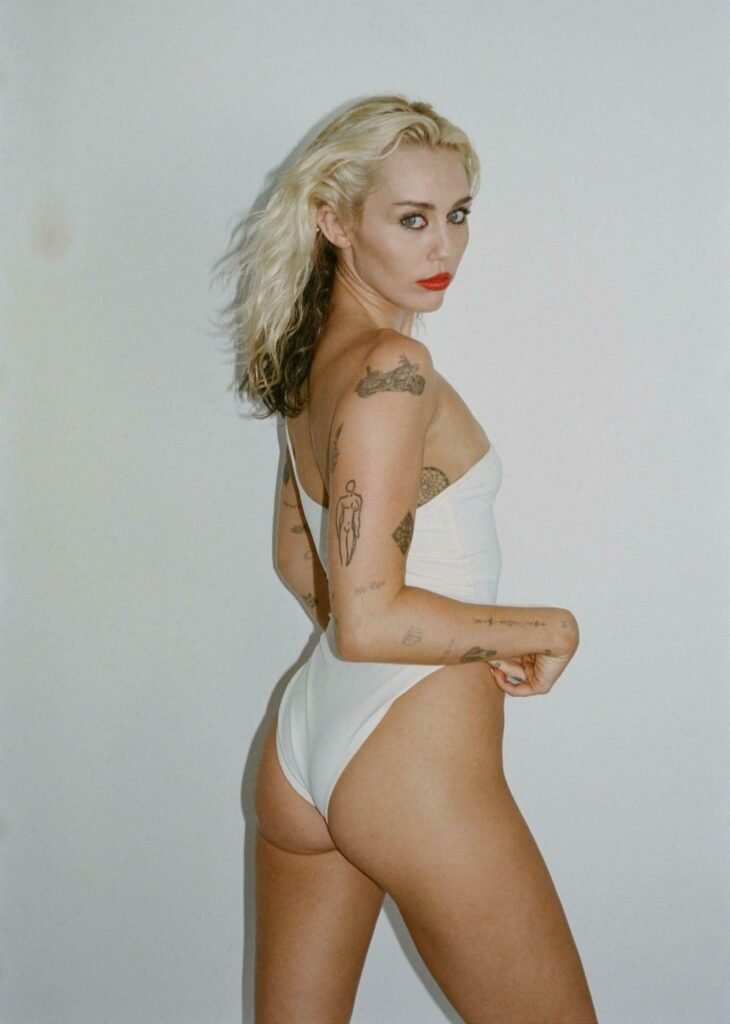 Miley Cyrus en maillot de bain blanc