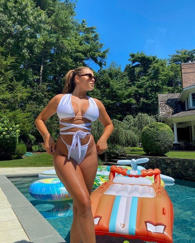 La sexy Kalani Hilliker en bikini