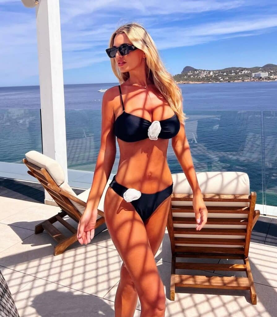 Christine McGuinness sexy en bikini