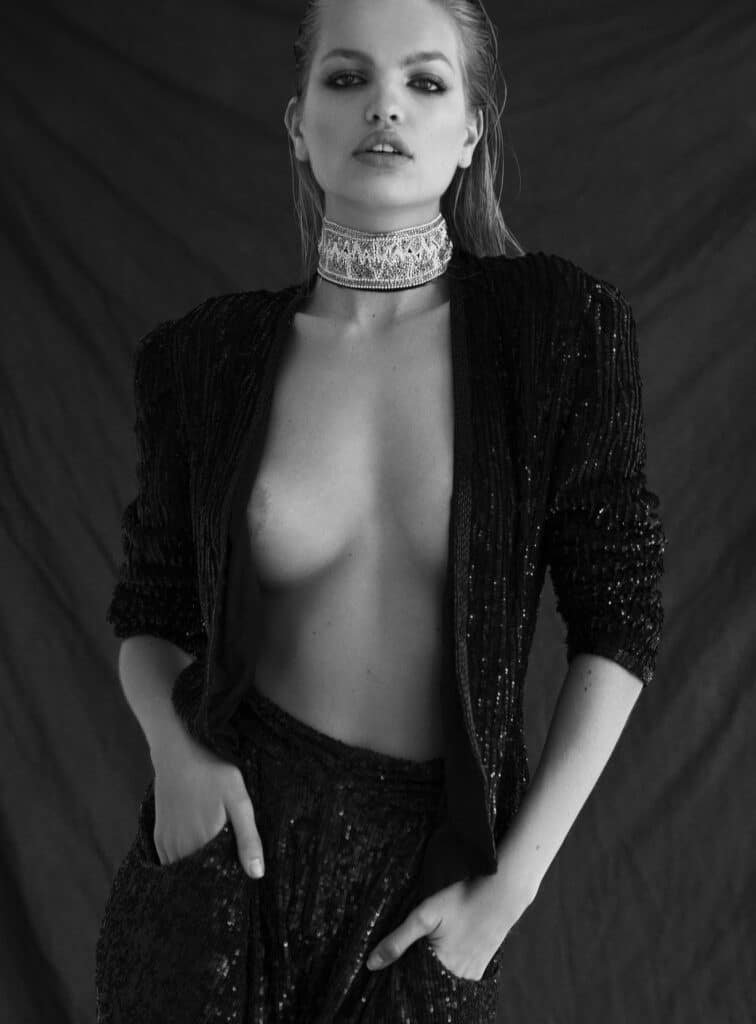 Daphne Groeneveld pose en noir et blanc