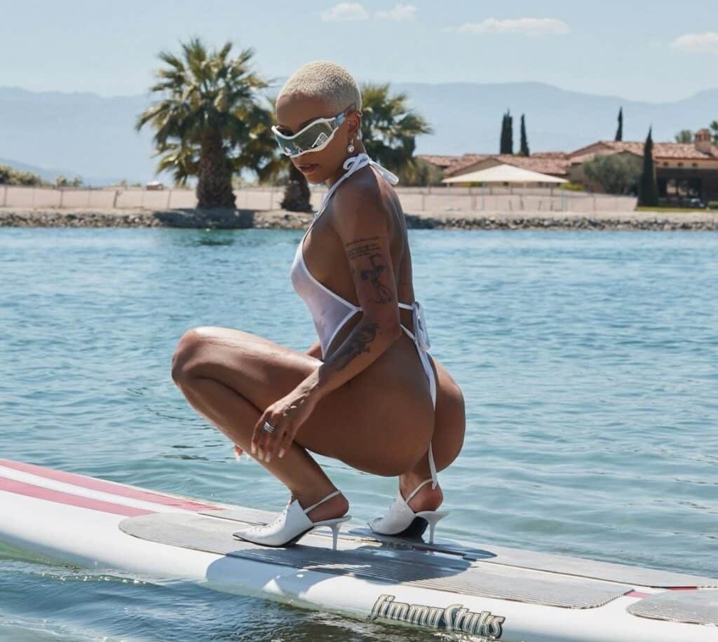 Doja Cat en maillot de bain transparent