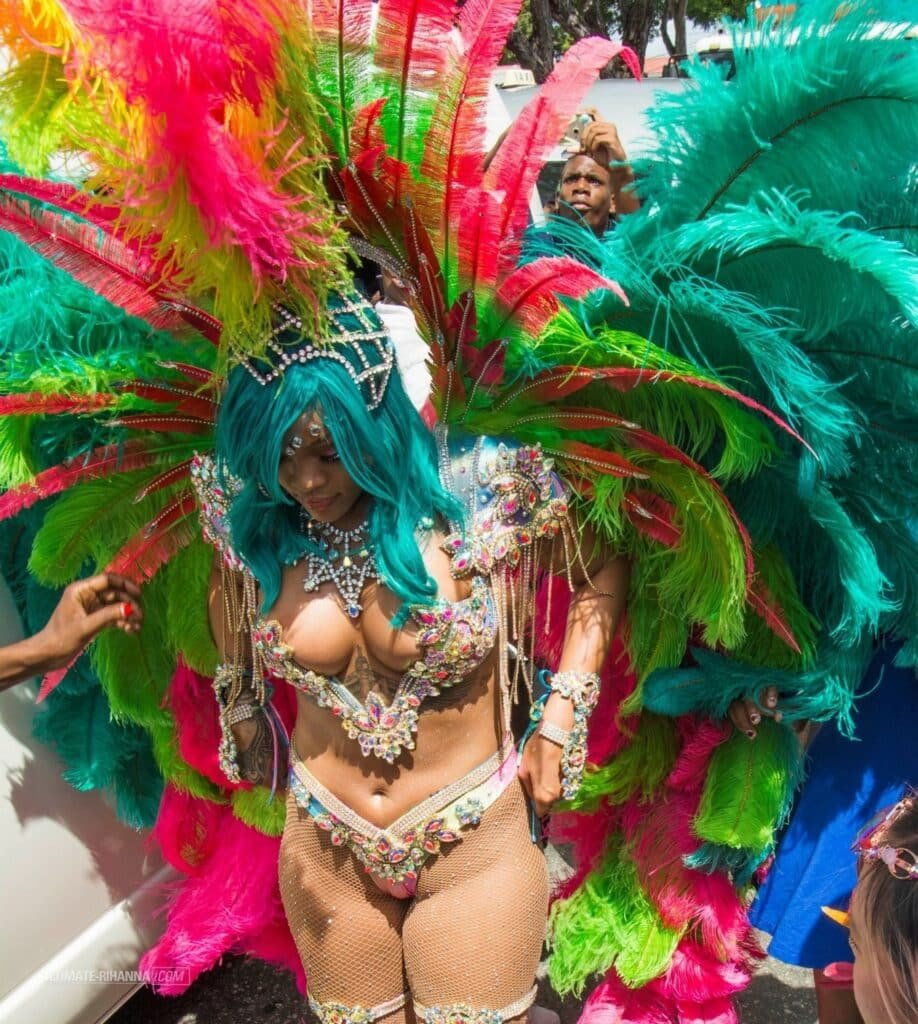 Rihanna sexy en tenue de carnaval