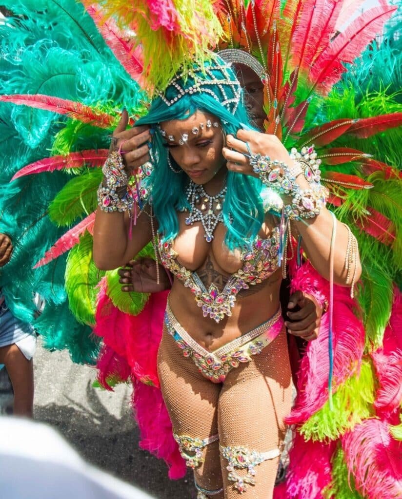 Rihanna sexy en tenue de carnaval