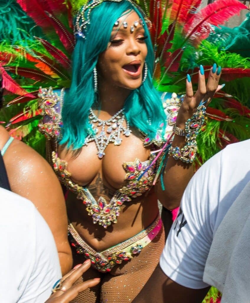 Rihanna sexy en tenue de carnaval