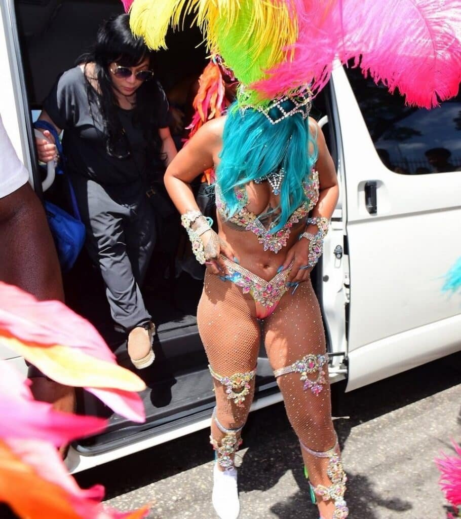 Rihanna sexy en tenue de carnaval