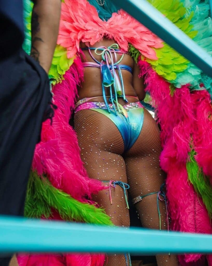 Rihanna sexy en tenue de carnaval