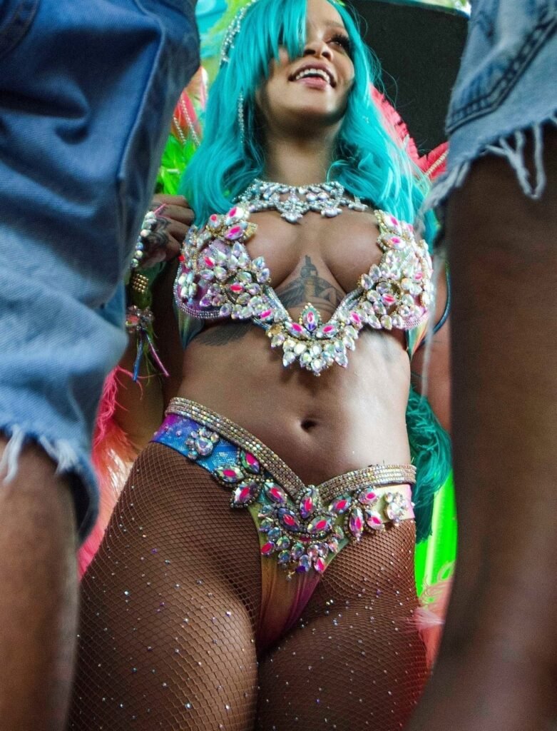 Rihanna sexy en tenue de carnaval