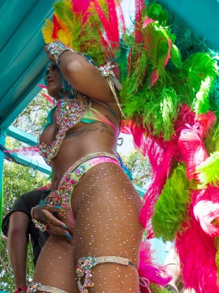 Rihanna sexy en tenue de carnaval