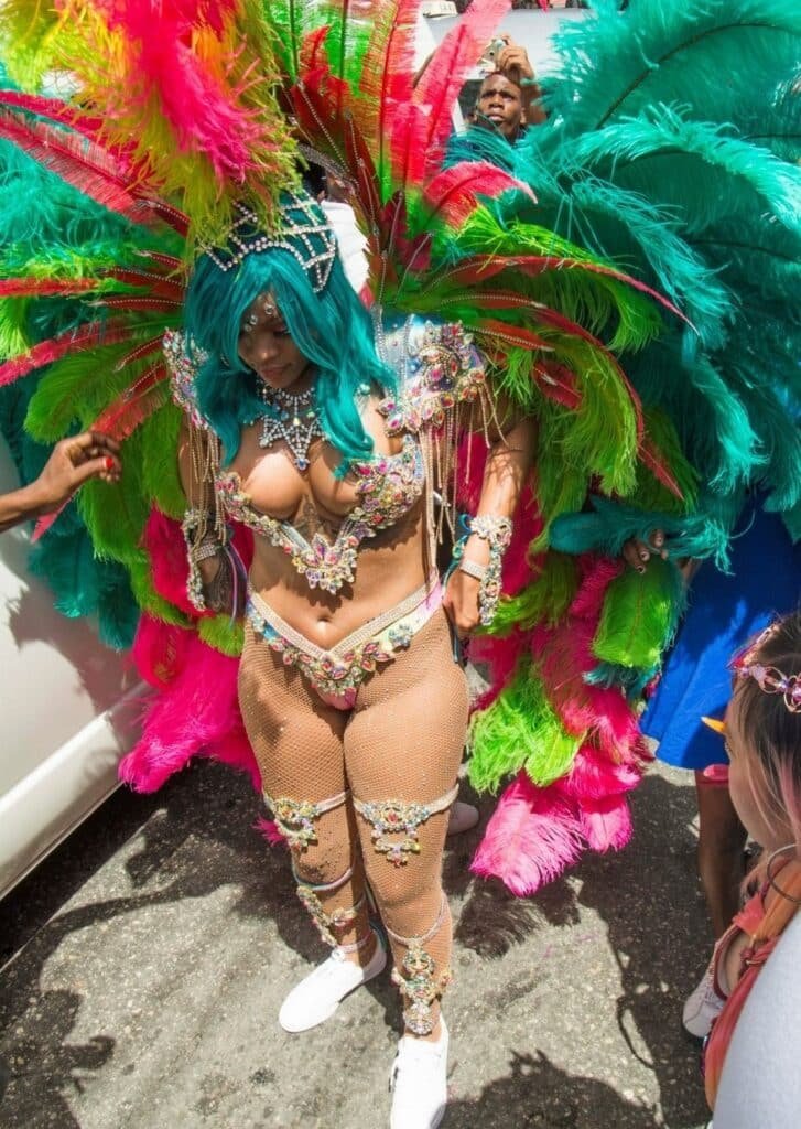 Rihanna sexy en tenue de carnaval