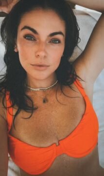 Le corps sexy de Serinda Swan en bikini orange