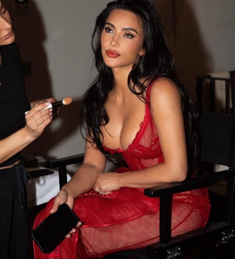 Kim Kardashian sexy en rouge