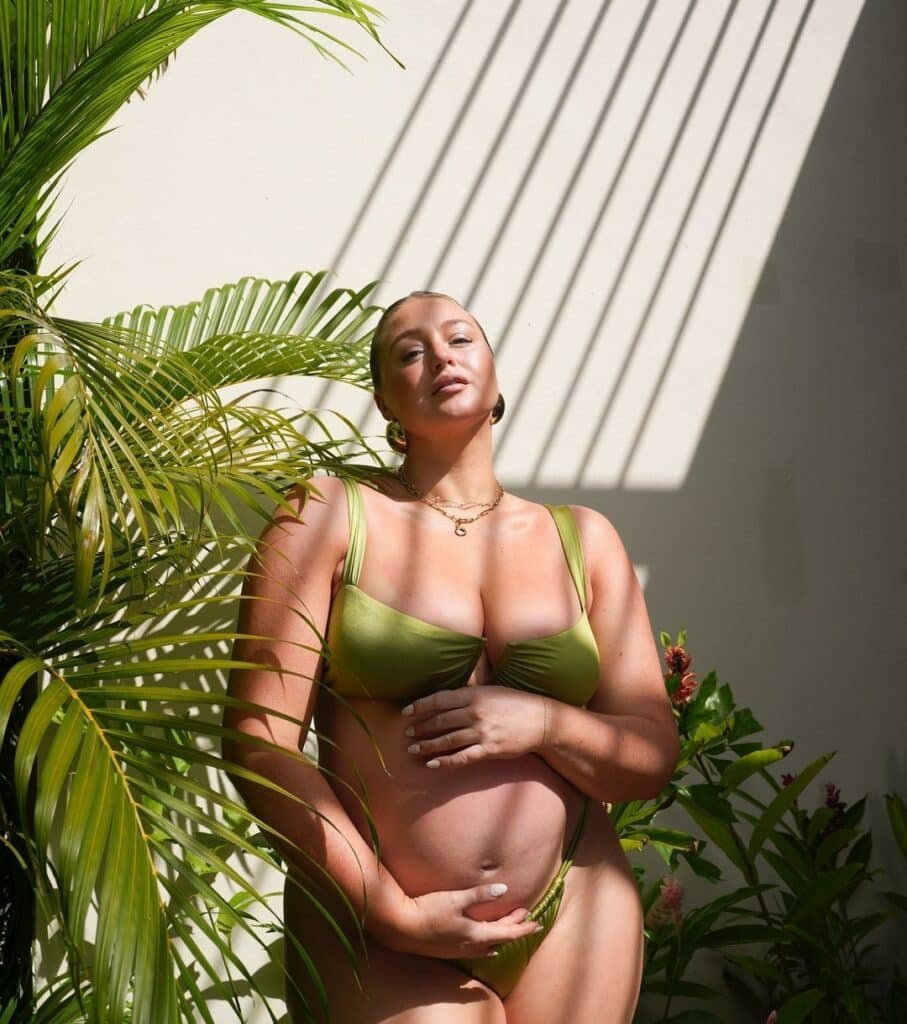 Iskra Lawrence enceinte en bikini