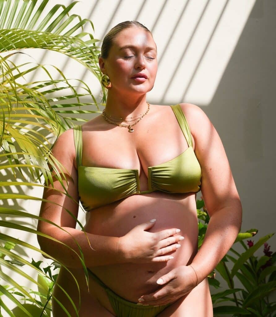 Iskra Lawrence enceinte en bikini