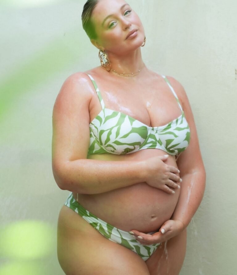 Iskra Lawrence enceinte en bikini vert et blanc