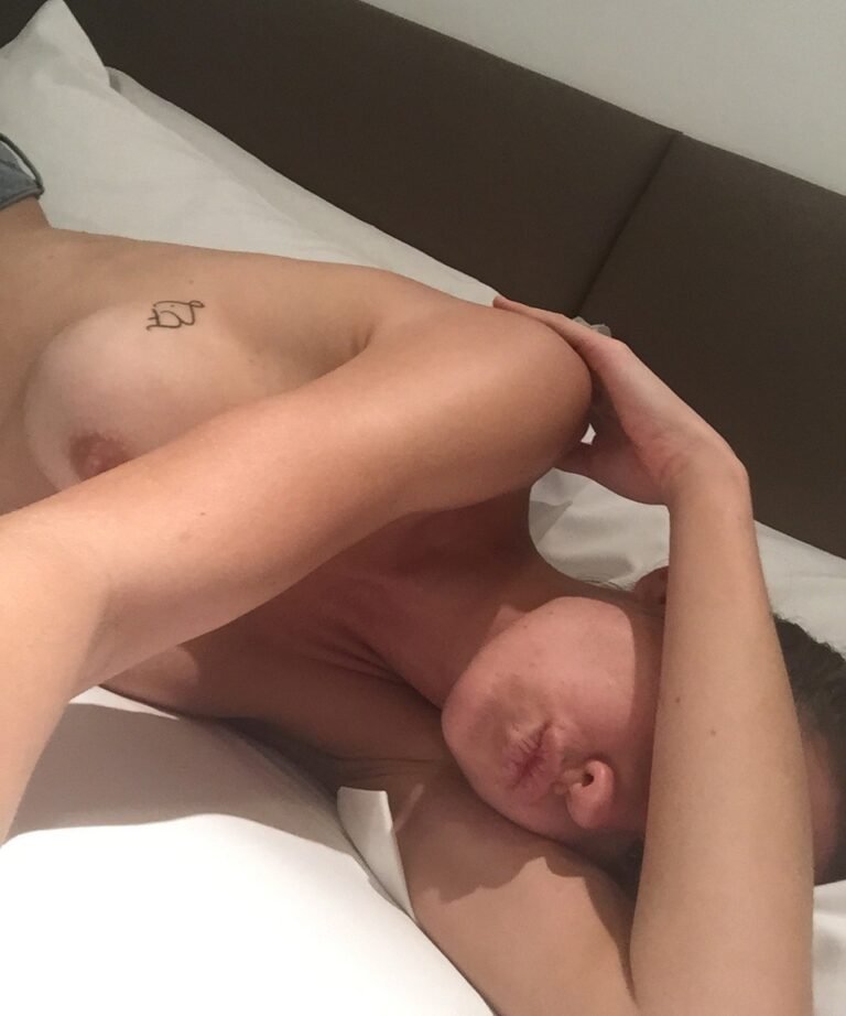 Les seins nus de Jesinta Campbell