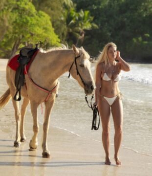 Genevieve Morton sexy en bikini