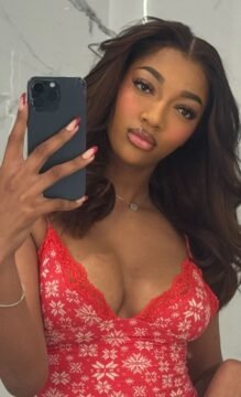 Voici Angel Reese en train de se prendre en selfies sexy.